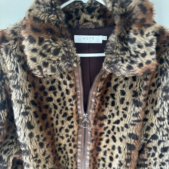 ASTR The Label Women’s Leopard Print Remy Faux Fur Coat Sexy Zip Up Rivbed Cuffs - Picture 6 of 7
